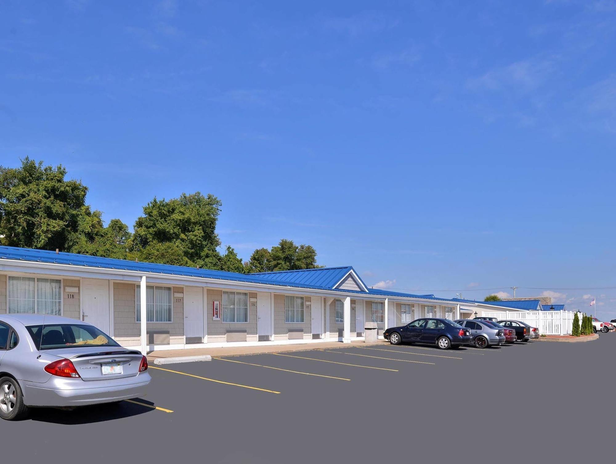 Americas Best Value Inn & Suites St Clairsville Wheeling St. Clairsville Bagian luar foto